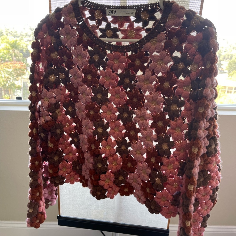 New never worn Zara cropped knitted sweater.